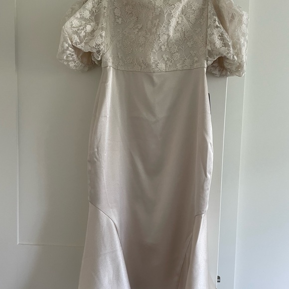 Gal Meets Glam Cream Silk Dress - Picture 2 of 2